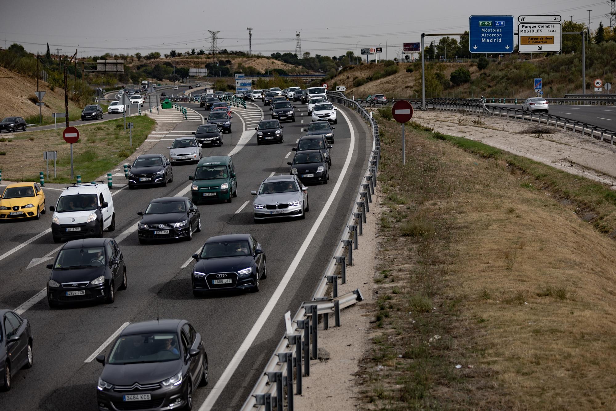 Decenas de coches circulan a la salida de la A5 en el inicio del puente de Todos los Santos.