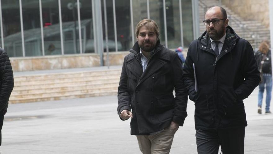 Daniel Ripa, a la derecha, junto al abogado de Podemos, Alberto Suárez, ayer en los juzgados de Oviedo.