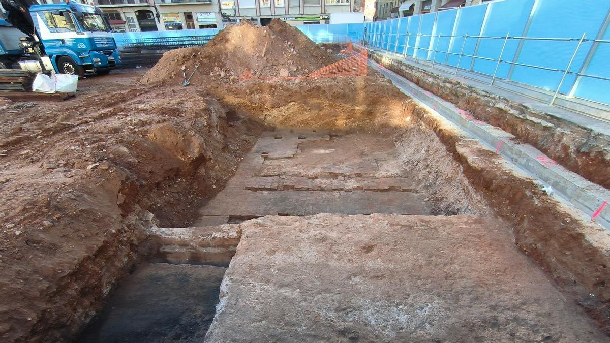 Comienzan las excavaciones en la antigua fábrica textil bajo el Mercado de l'Abaceria de Gràcia