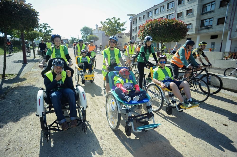 Una veintena de trabajadores y usuarios de la asociación Amencer, de personas con parálisis cerebral, participaron ayer en la Festa da Bicicleta de Ribadumia.