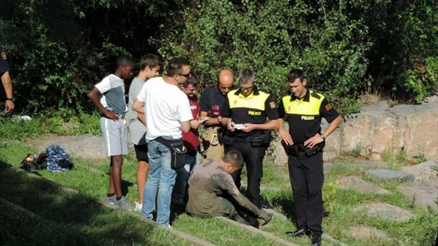 Los bomberos rescatan a un niño de 13 años atrapado en el fango