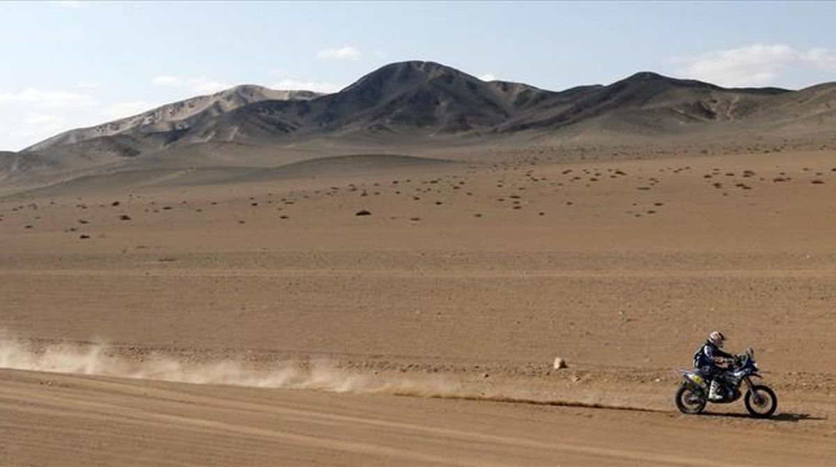El francès Cyril Despres condueix la seva Yamaha durant la dotzena etapa del Ral·li Dakar 2014 .