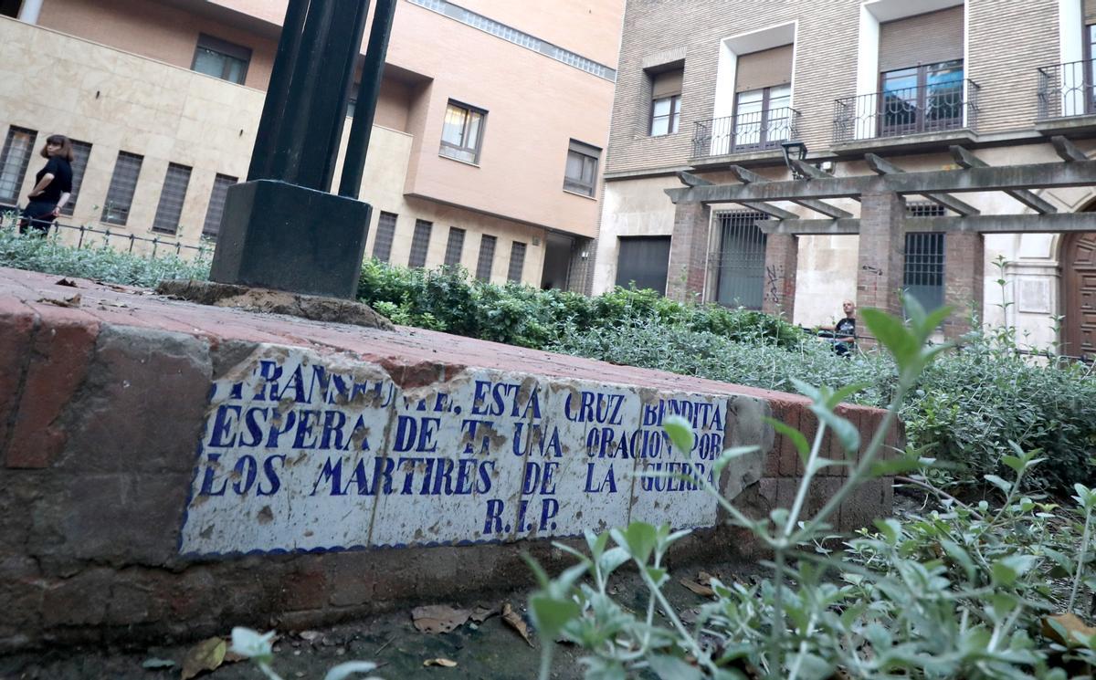 Cerámicas que se retirarán del monumento en la plaza Santa Cruz.