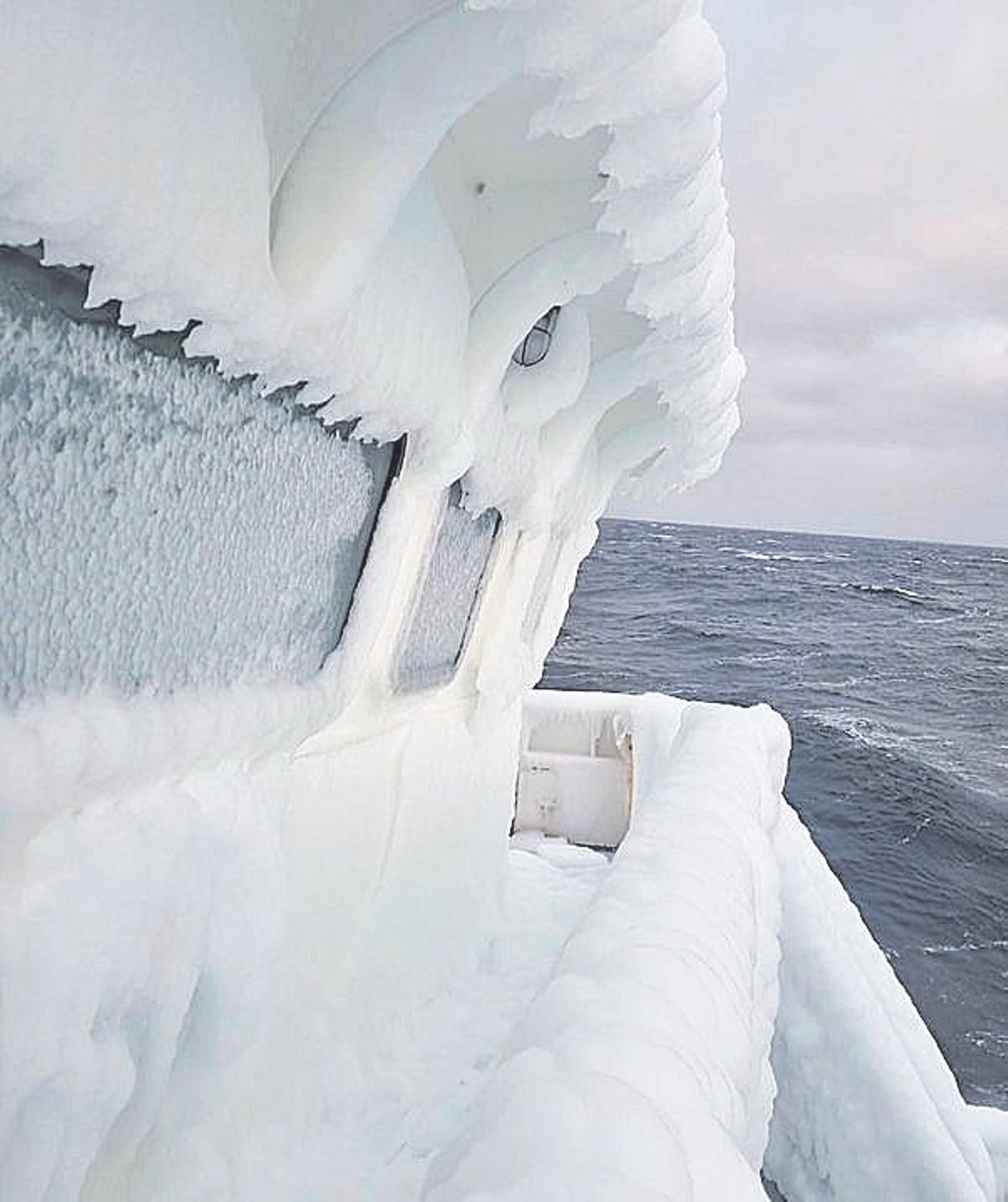 Cubierta cubierta de hielo en barcos de la flota en Terranova