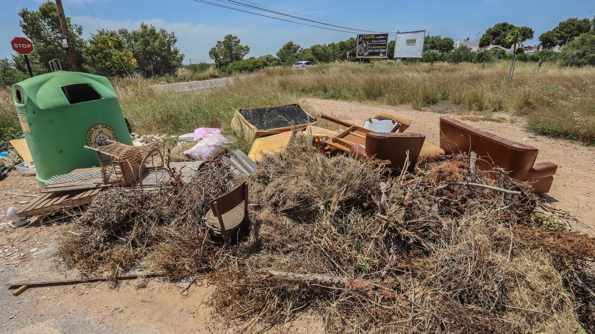 Podas junto a enseres en un punto de la provincia de Alicante