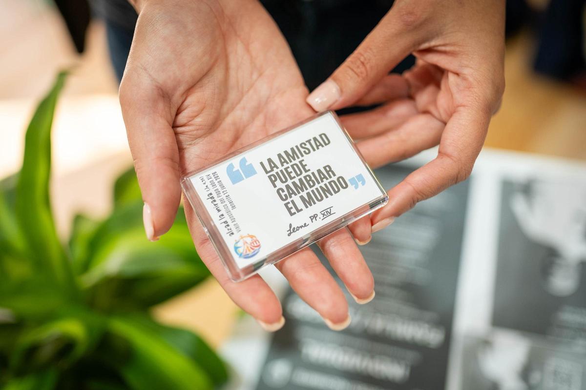 Productos promocionales de la visita del papa León XIV a Tenerife