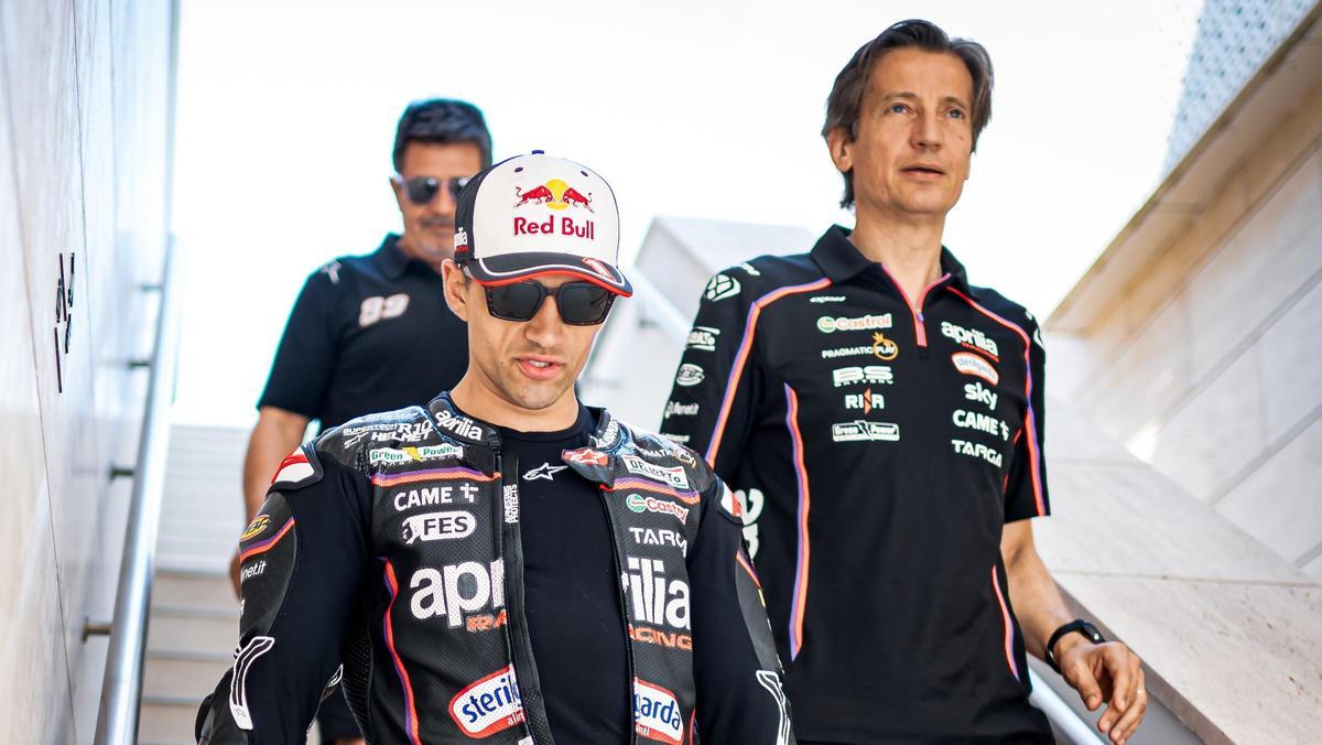 Jorge Martín, acompañado de su padre y de Massimo Rivola, jefe de Aprilia. Jorge Martín, acompañado de su padre y de Massimo Rivola, jefe de Aprilia.