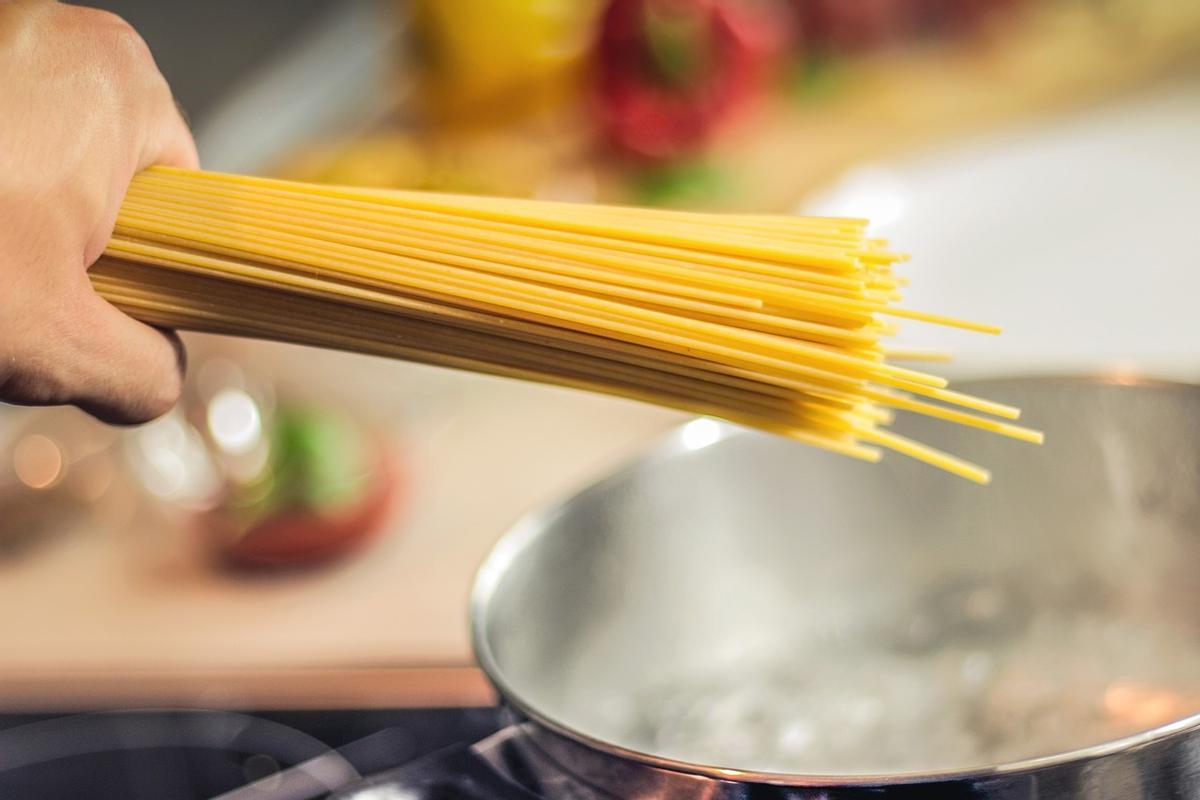 A menudo obviamos la práctica finalidad del agujero de la cuchara de espaguetis.