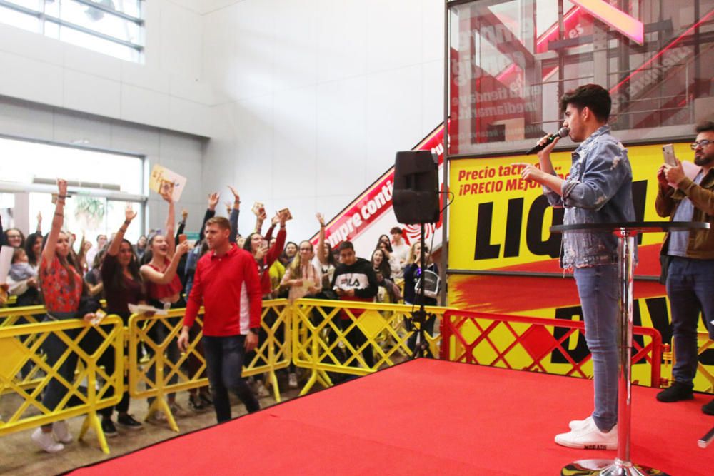 El concursante de Operación Triunfo atendió a los numerosos fans que se congregaron en las puertas del Media Markt ubicado en el centro comercial
