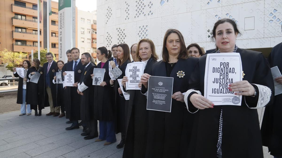 Letrados judiciales de Córdoba, concentrados ayer frente a la Ciudad de la Justicia.