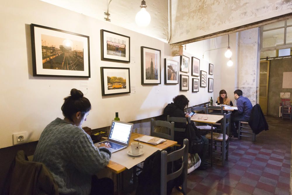 Qué hay de nuevo. Bibliocafe Nuez en la Plaza del Mercat.