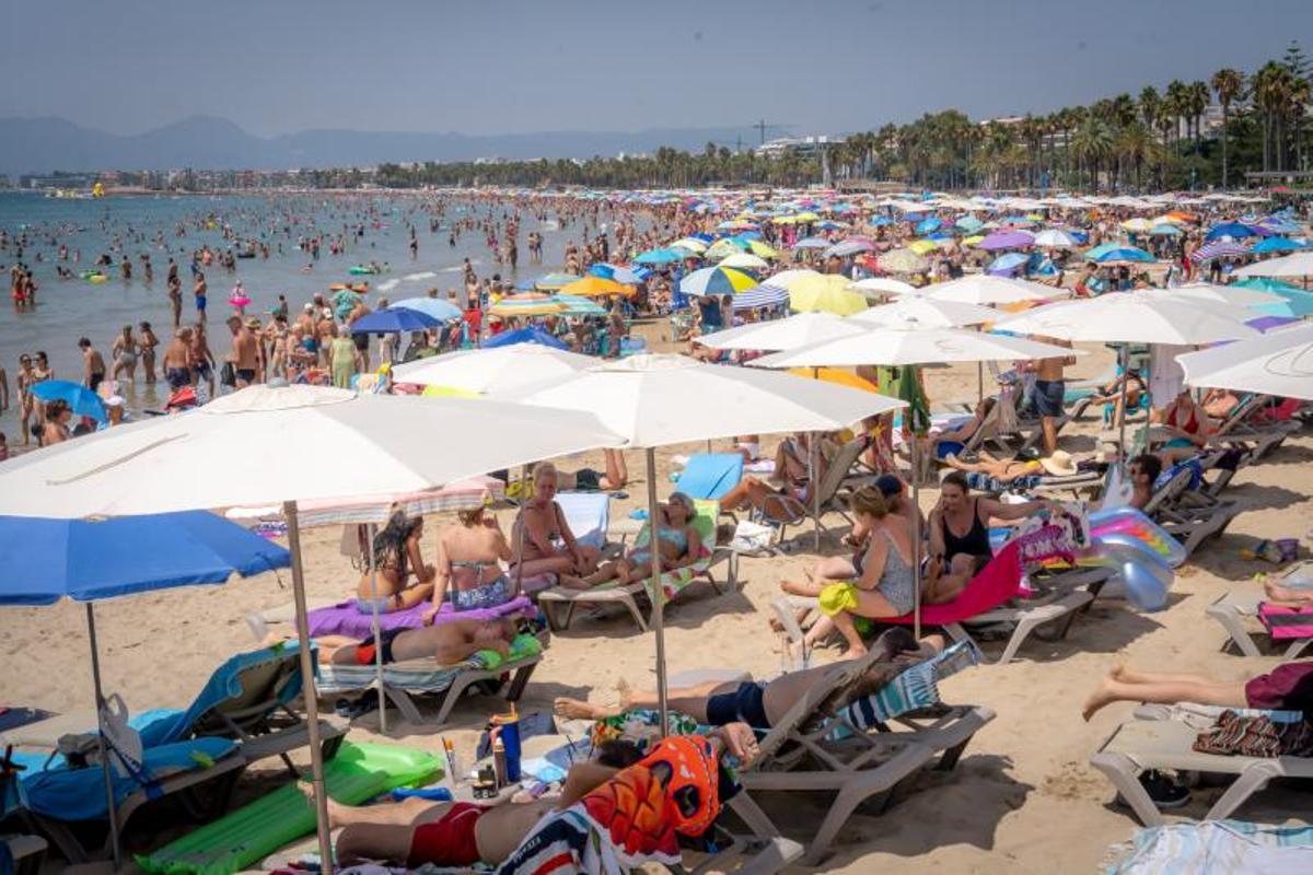 La playa de Salou, abarrotada de turistas en agosto.
