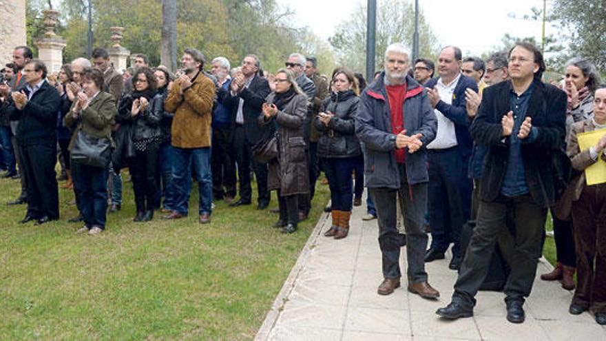 Ovación de la UIB en recuerdo de la rectora Montserrat Casas, realizada tras el minuto de silencio en su honor.