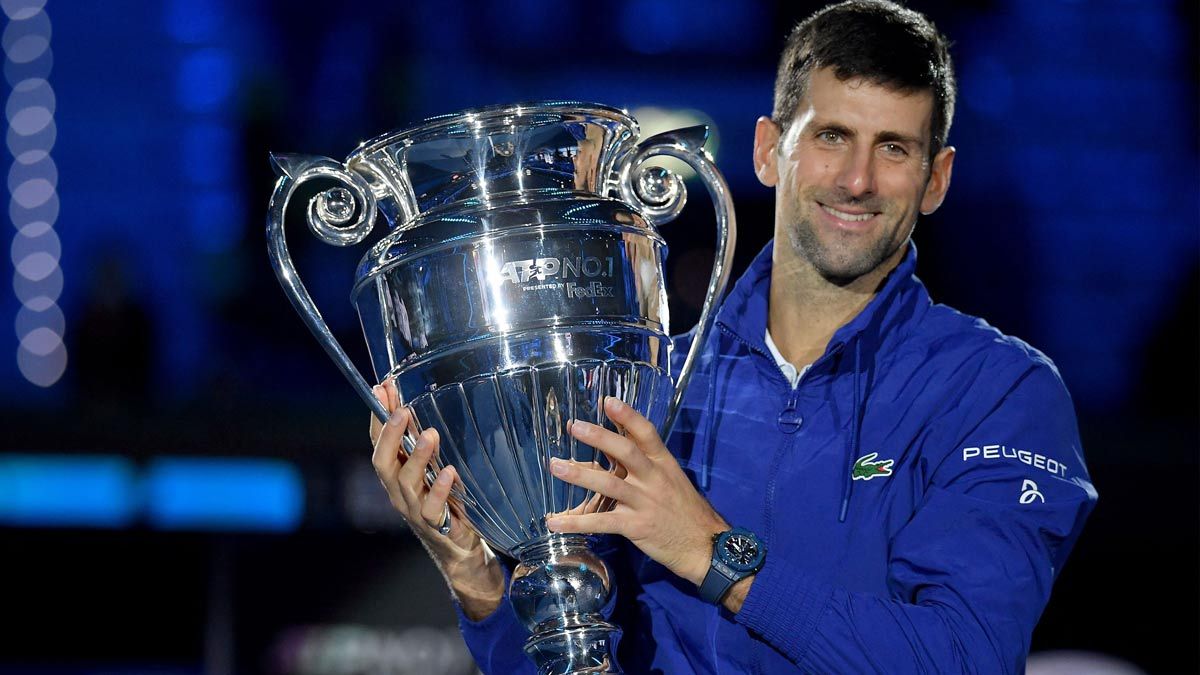 Djokovic posando con el trofeo de número uno