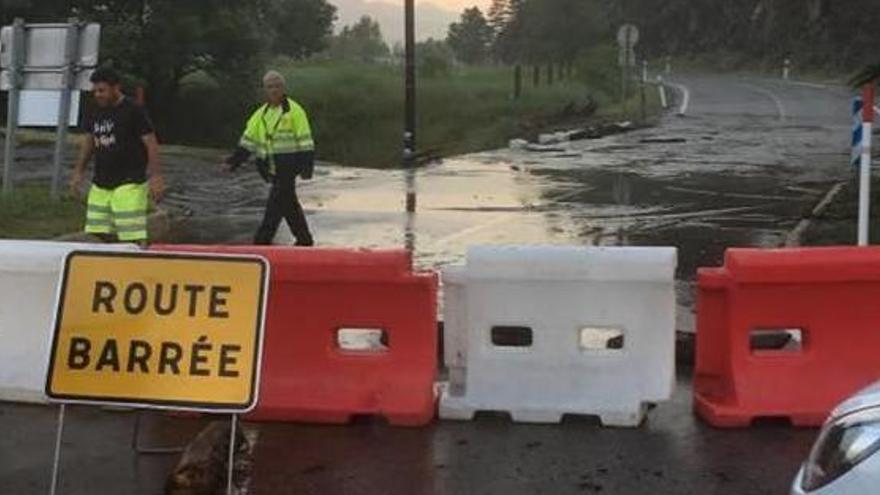 El pont que fa de frontera entre Llívia i Estavar, tancat l&#039;any passat durant una inundació