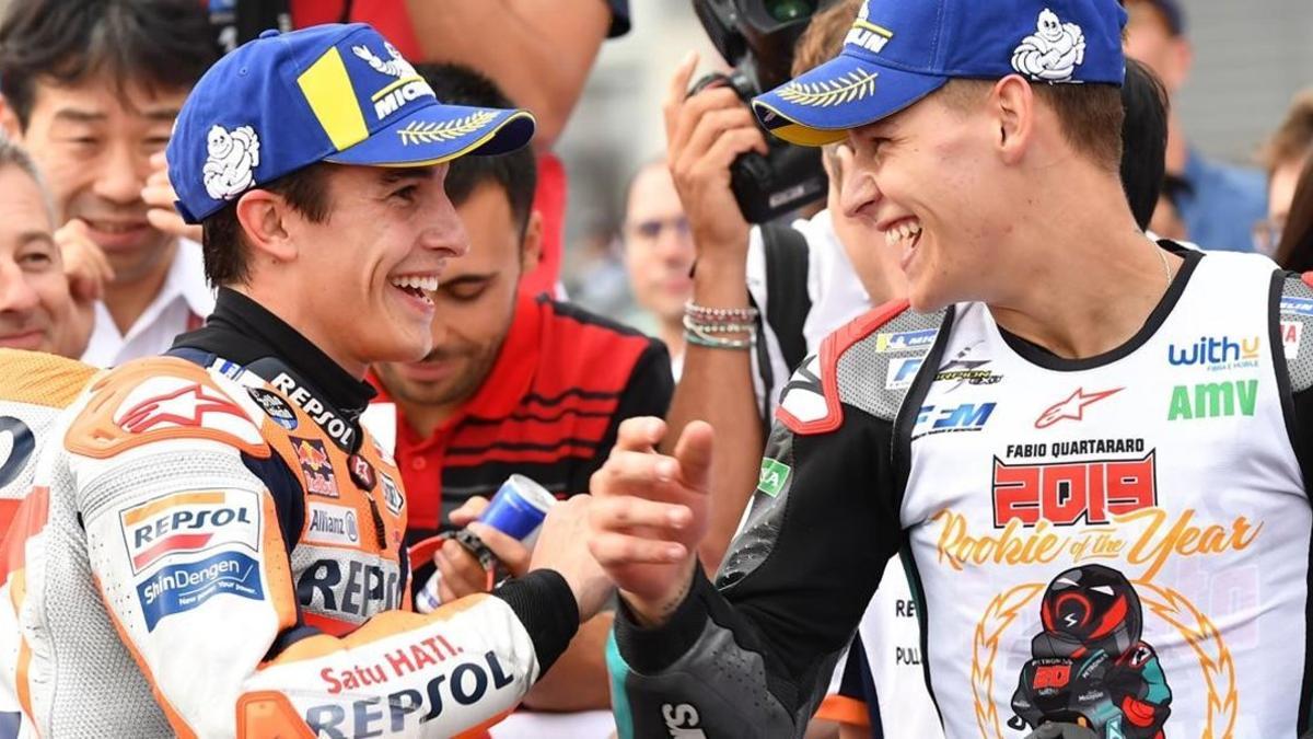 Marc Márquez (Honda) y Fabio Quartararo (Yamaha) se felicitan mutuamente tras su pelea en Motegi (Japón).