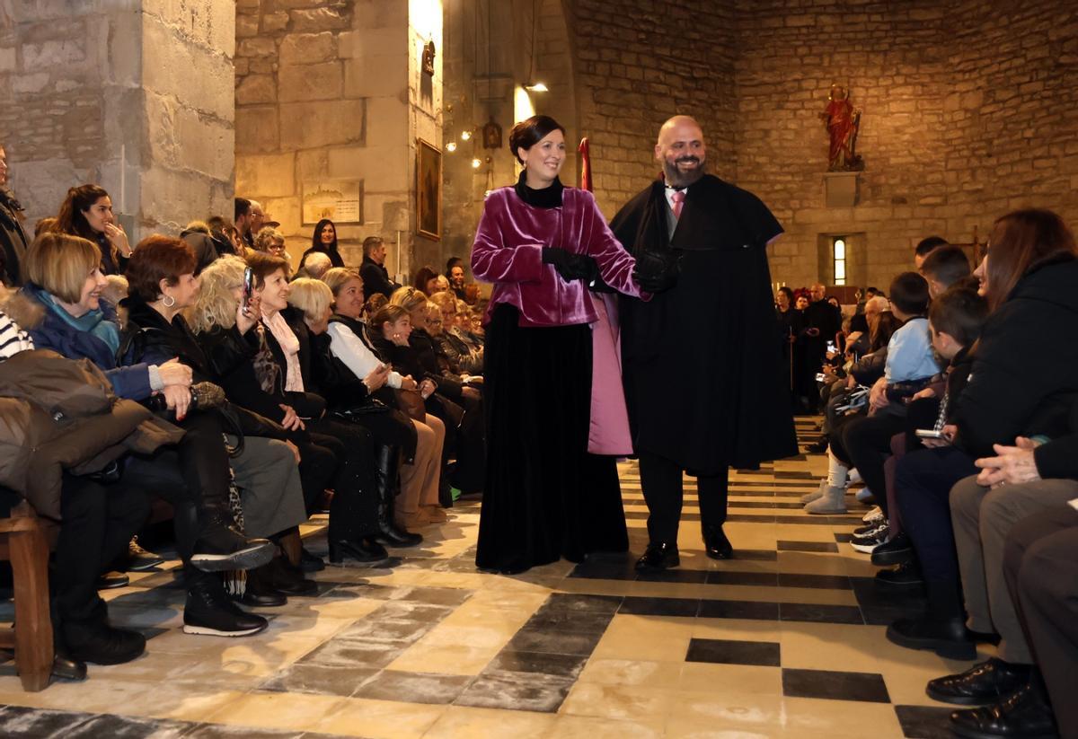 Una de les parelles durant el ball dins l’església de Sant Pere, que s'ha omplert de gent