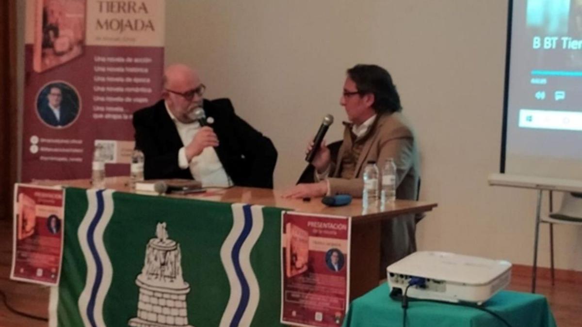 Antón Castro y Manuel Júlvez, durante la presentación de ‘Tierra mojada’. |