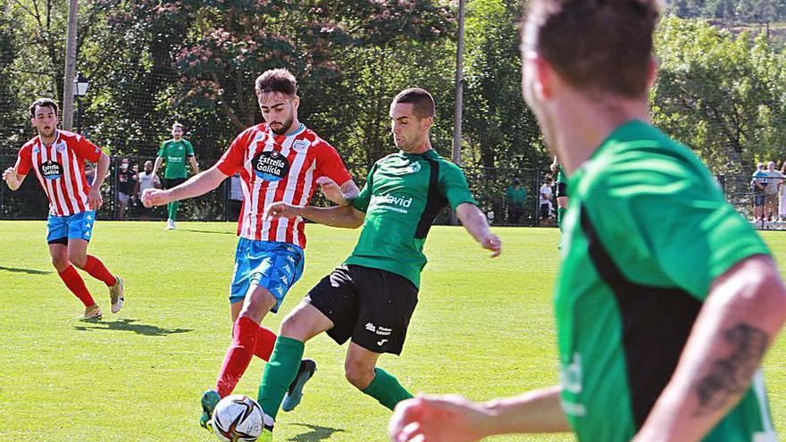 Vitra conduce el balón en A Regueiriña. |  // IÑAKI OSORIO