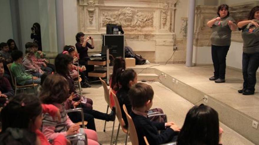 Más de 200 escolares disfrutan con el libro  de canciones de Susa Herrera en la Biblioteca