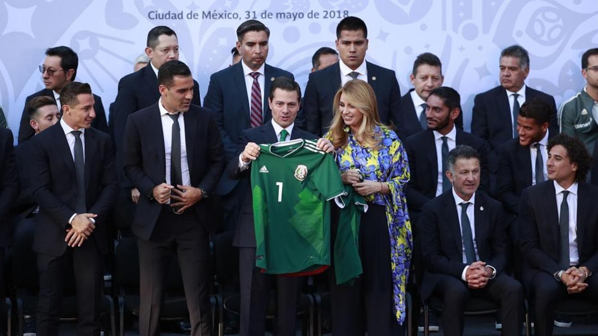 La selección mexicana de fútbol se despidió de su presidente, Enrique Peña Nieto, y su esposa, Angélica Rivera.