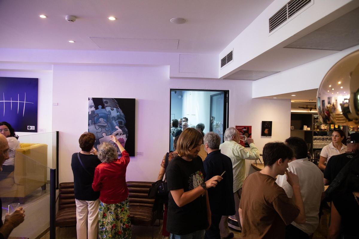 La galería de arte del hotel Artmadams se inaugura con pintura efímera La galería de arte del hotel Artmadams se inaugura con pintura efímera
