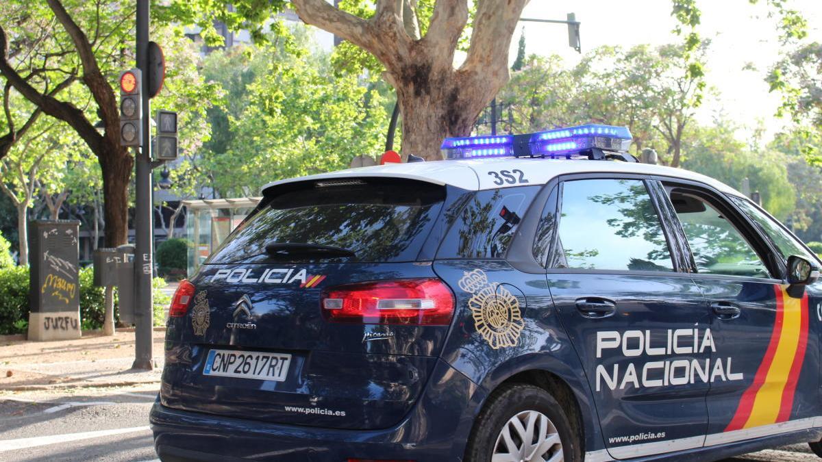 Coche patrulla de la Policía Nacional en una calle de València.