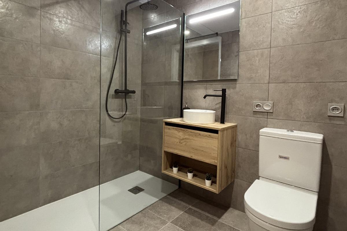 L'interior d'un dels lavabos dels habitatges en venda a Figueres