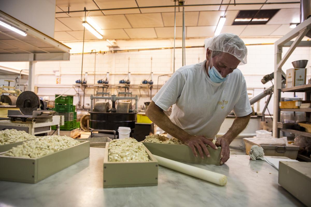 Enrique Escoda supervisa la producción de Hijos de Manuel Picó, en Xixona.