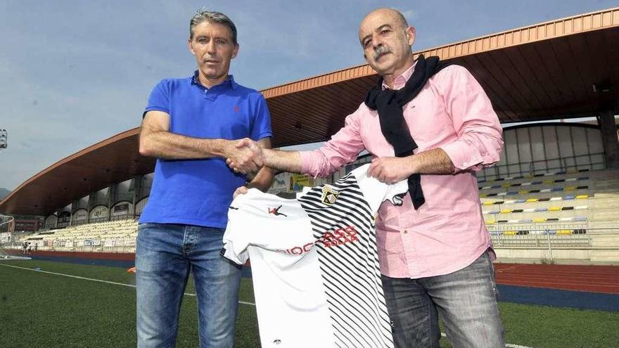 Paco Fernández, a la izquierda, posa con la camiseta del Caudal junto al presidente del club, Roberto Ardura.