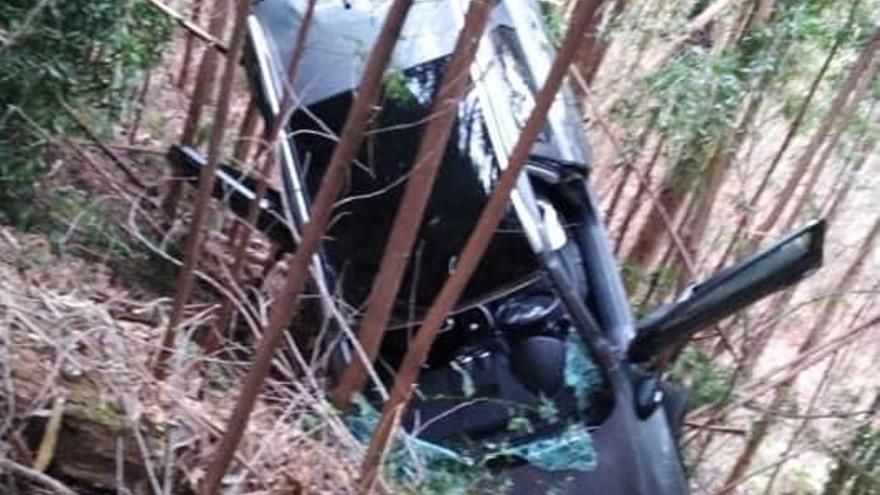 Así quedó el coche tras caer por un terraplén.