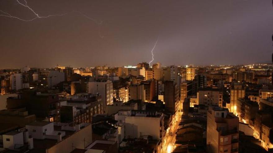 La tormenta provoca cortes de luz y de teléfono en Castelló