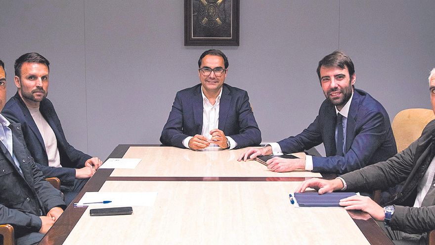 La temporada de los escándalos en el CD Tenerife: carrusel de juntas, filtraciones en redes y una tablet que voló