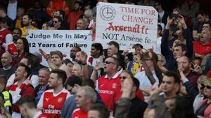 Pancartas de protesta contra Wenger, este domingo en el Emirates Stadium.