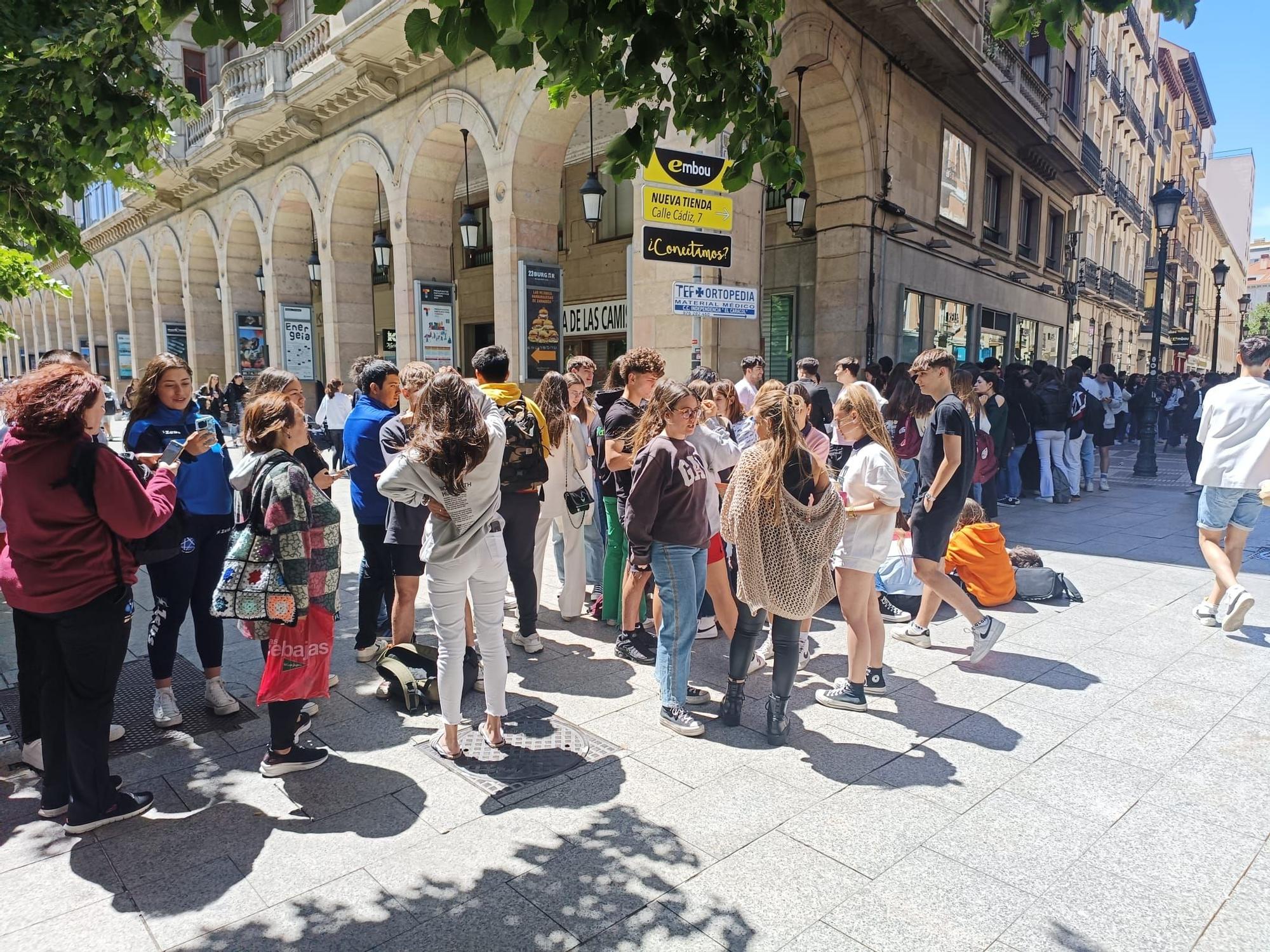 De calle Cádiz a plaza España: miles de jóvenes hacen fila para comprar las entradas de Espacio Zity en Zaragoza