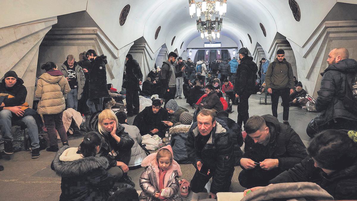 Ucranianos se refugian en una estación de metro en Járkiv para protegerse de los bombardeos.