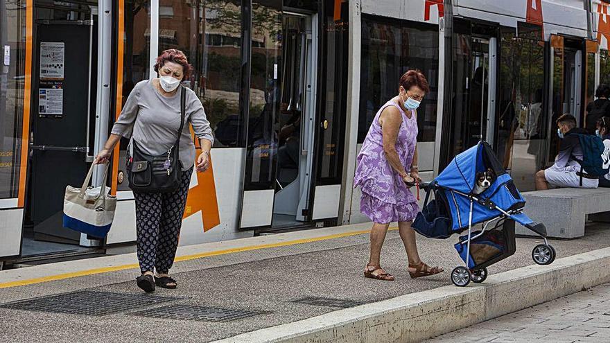 La pandemia ha reducido el uso del transporte público en ciudades como Alicante hasta en un 95%.