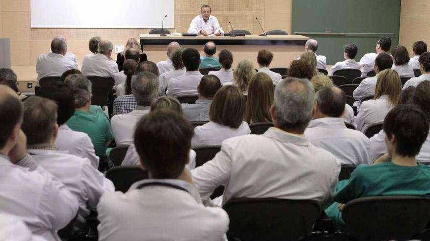 Tomás Toranzo durante una asamblea de médicos en Zamora.