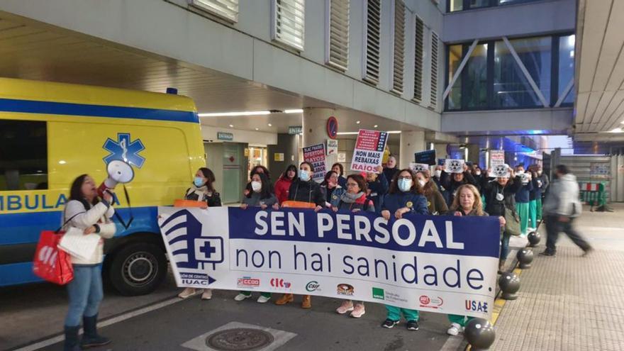 Trabajadores del Chuac retoman las protestas por la &quot;falta de personal&quot; de rayos en Urgencias