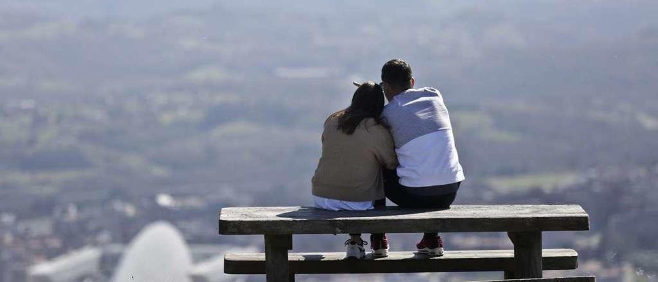 Una pareja, al mediodía de ayer, en la cima del Naranco.