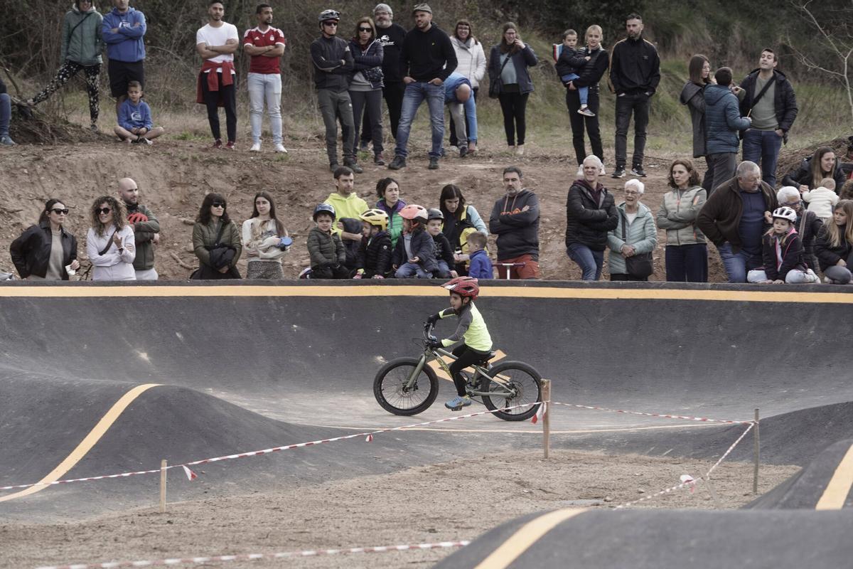Imatge de l'acte inaugural de la nova pista de pump track de Gironella, en imatges