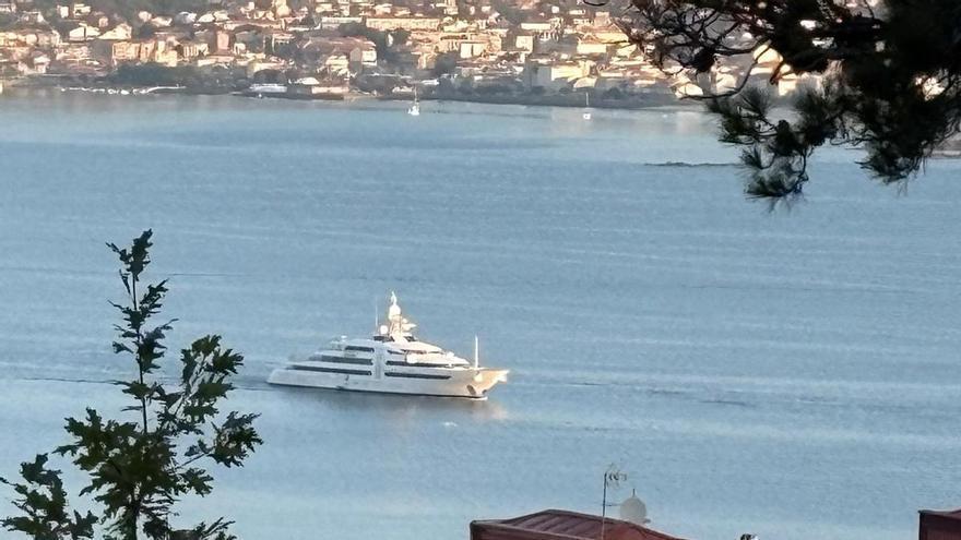 El superyate del milmillonario Reinhold Würth se refugia en Vigo