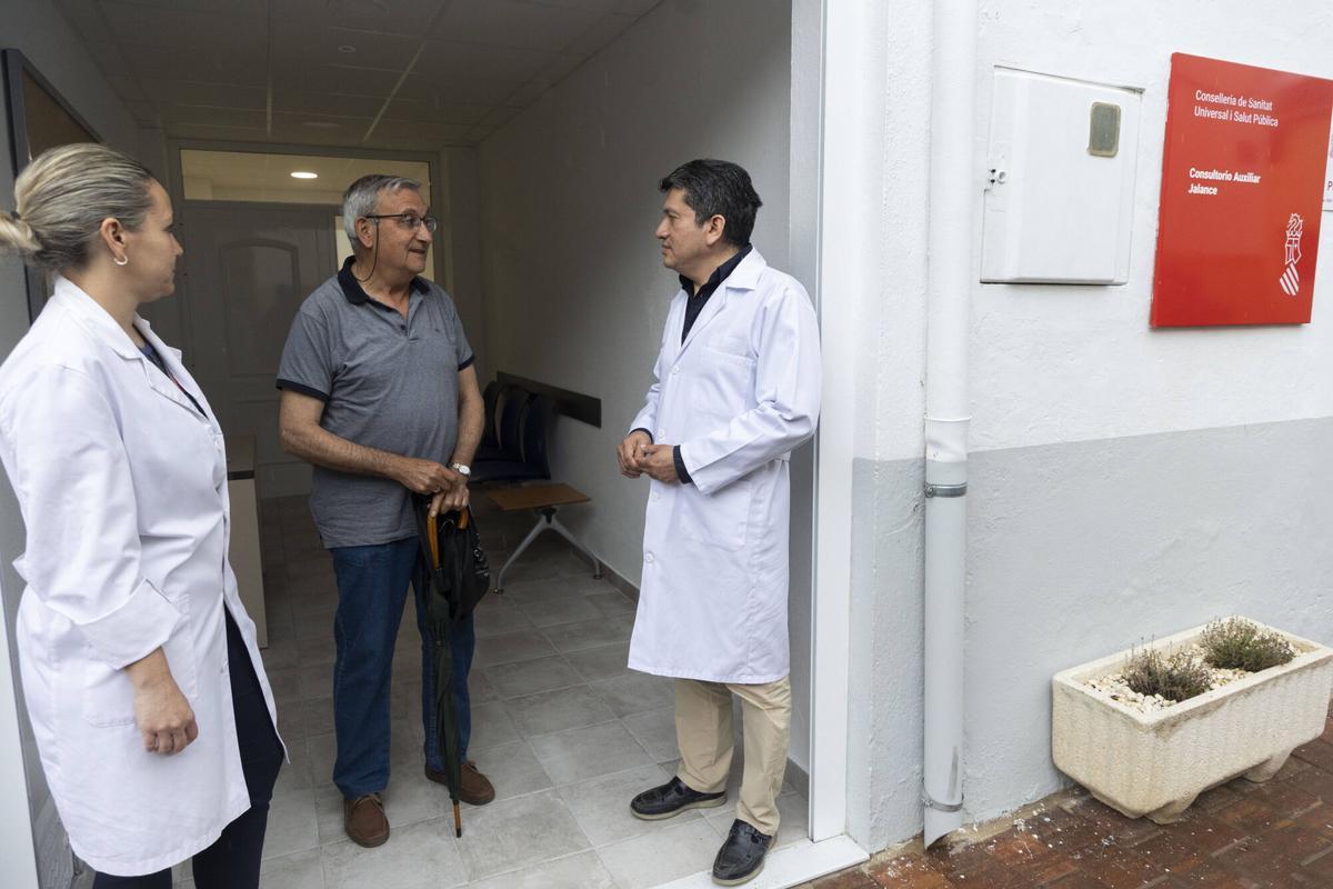 Un médico rural y una enfermera a las puertas del consultorio de Jalance con un paciente.