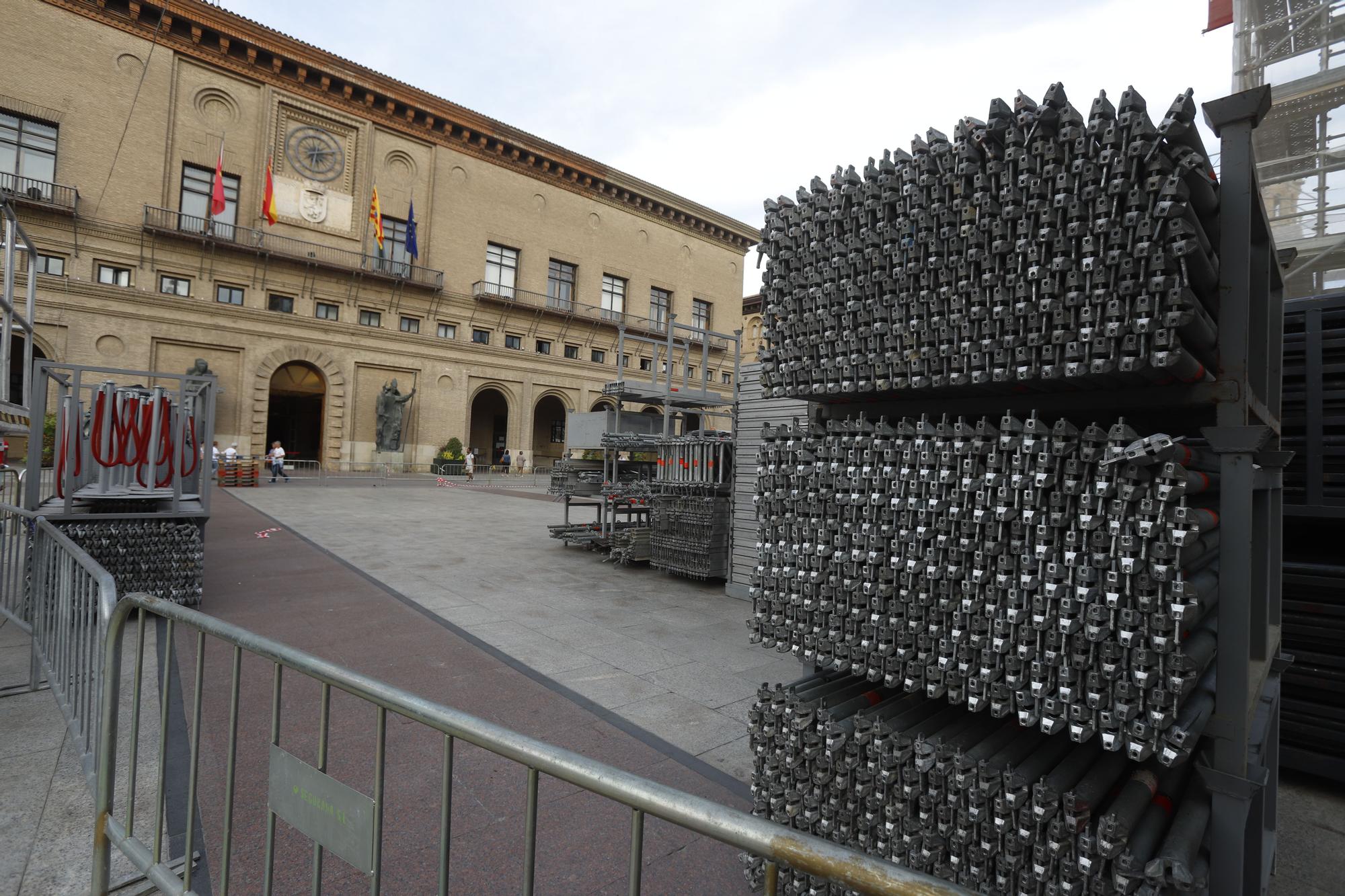 Trabajos de montaje de los escenarios de Fiestas del Pilar en la plaza del Pilar