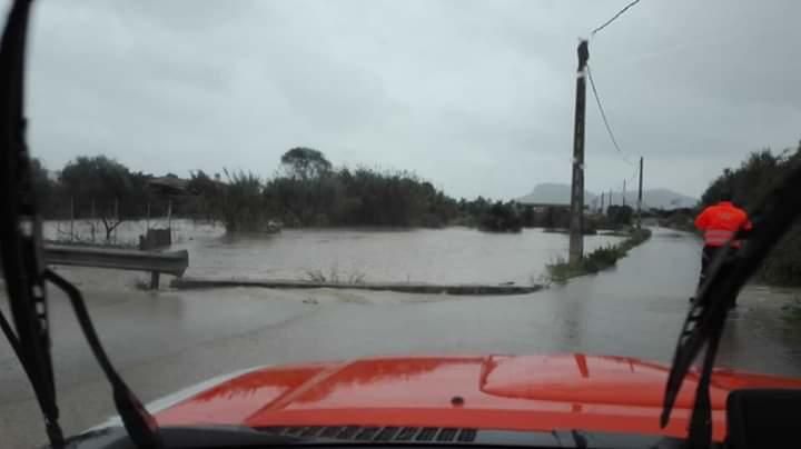 Cortada la carretera de Cala Mesquida por el desbordamiento de un torrente