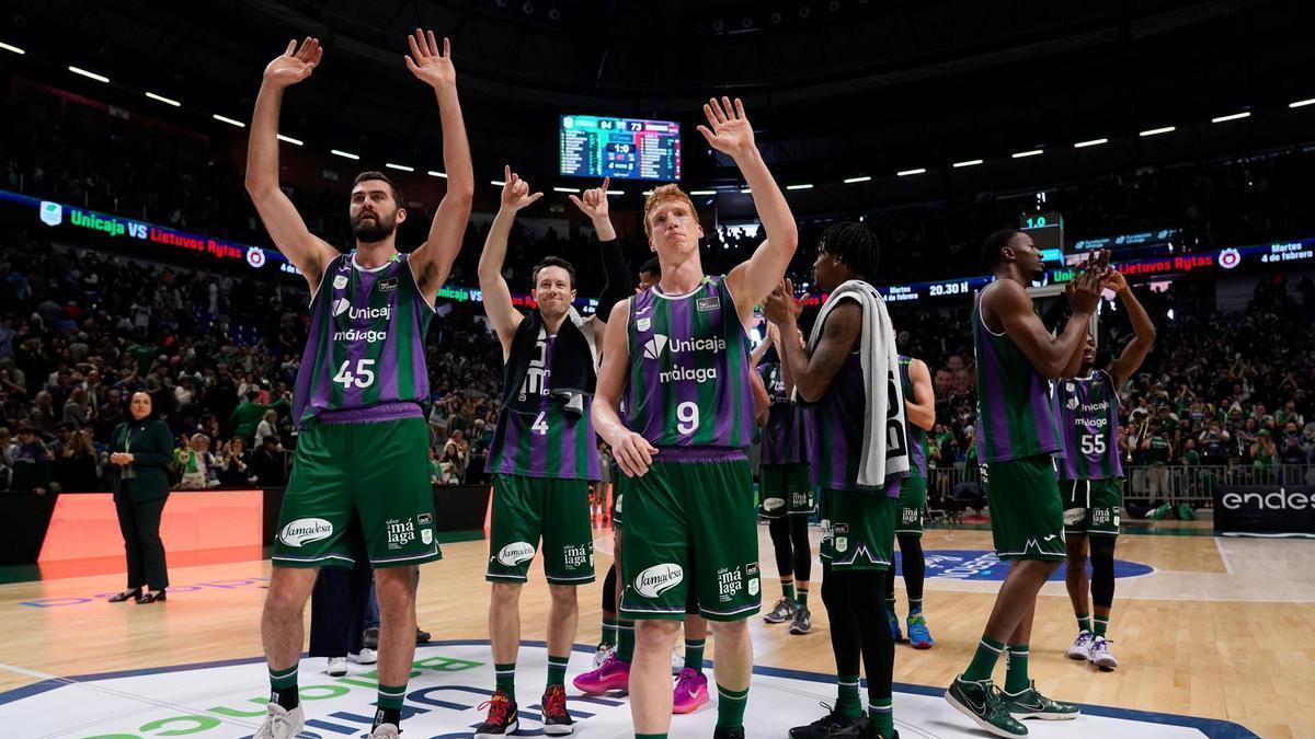 Los jugadores del Unicaja saludan a la 'marea verde' en el Martín Carpena.