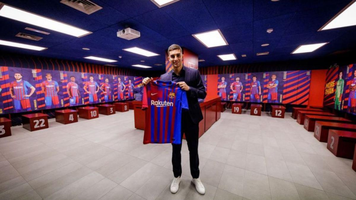 Ferran posa con la camiseta del Barça en el vestuario del Camp Nou. | FC BARCELONA