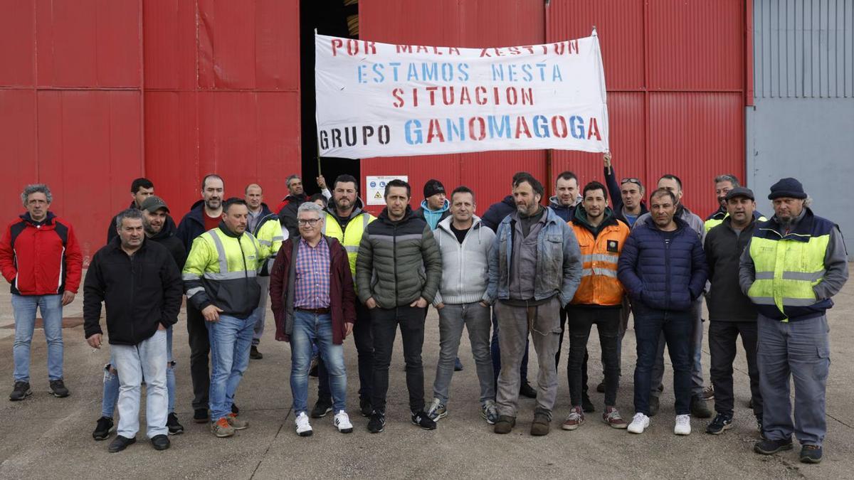 Una veintena de trabajadores de Talleres Ganomagoga, durante una protesta en Ponteareas