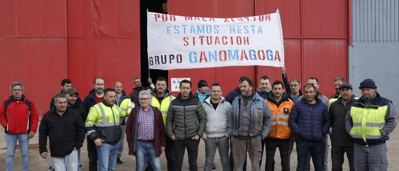 Una veintena de trabajadores de Talleres Ganomagoga, durante una protesta ayer (Ponteareas).