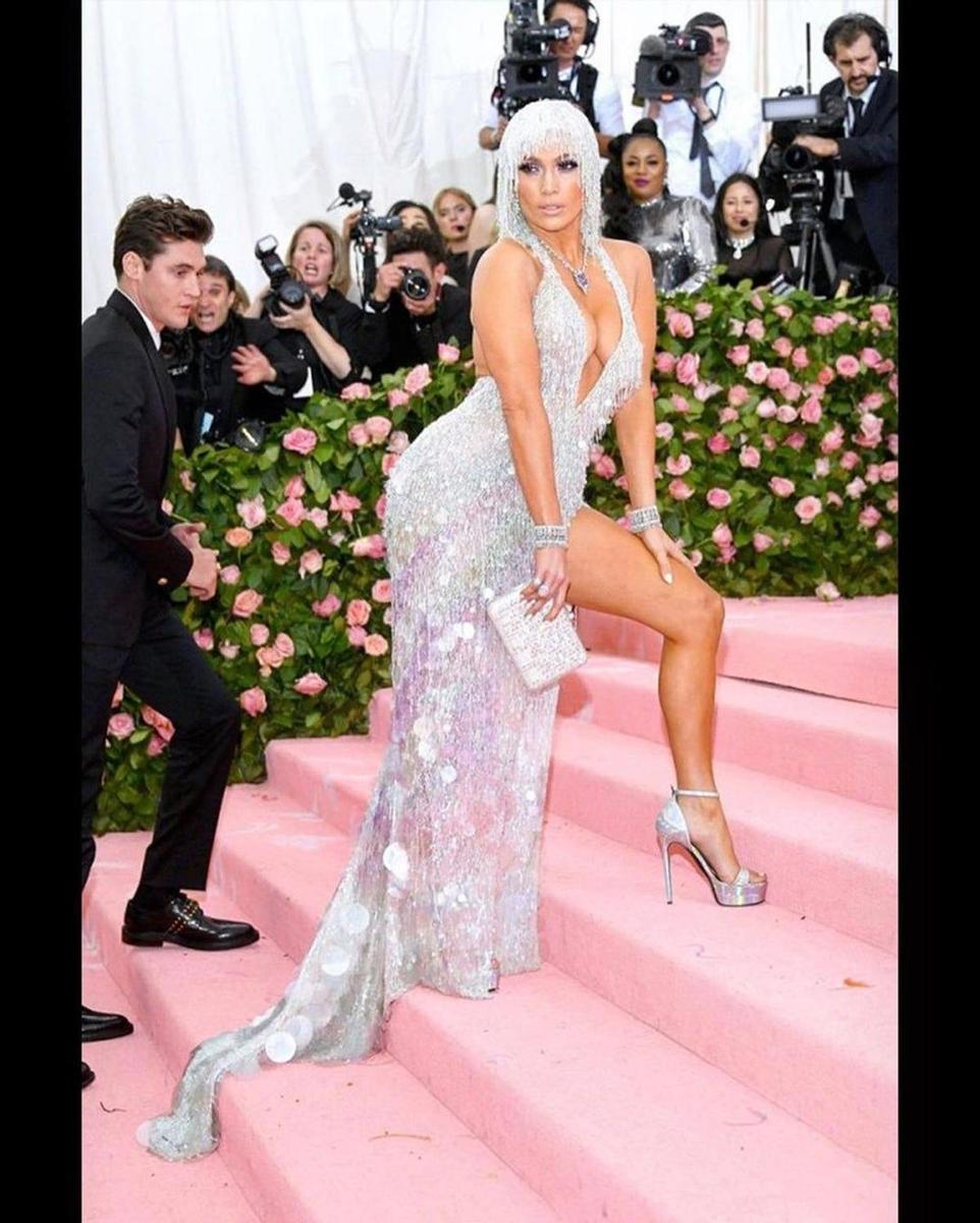 Jennifer Lopez, de Versace, 2019